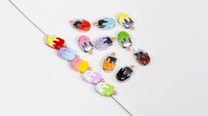 Detailopname van kleurrijke acryl ijsjesbedeltjes voor DIY sieraden en telefoonketens