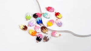 Macro-opname van kleurrijke acryl ijsjes kralen voor het maken van DIY-sieraden