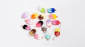 Macro-opname van kleurrijke acryl ijskralen en DIY-inrijgnaald voor creatieve projecten