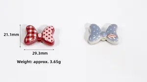 Macro-detail van hars vlinderbedeltjes met stippen en Happy Moment tekst, 29mm breedte