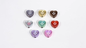 Detalle de cuentas de acrílico con forma de corazón y baño de colores para joyas DIY