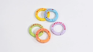 Detail van kleurrijke ronde springring-sleutelhangers met Good Luck gravering