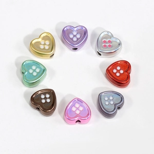 Cuentas de acrílico coloridas en forma de corazón con cuatro agujeros para joyería DIY