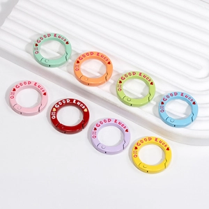 Kleurrijke ronde veerring karabijnhaken met Good Luck gravure voor DIY bedeltjes en tassen