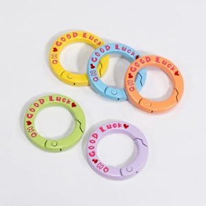 Gekleurde ronde legering springringen in snoepkleuren met Good Luck en hartontwerp voor tassen
