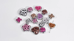 Détail de perles en acrylique à motif léopard en forme d'étoile et de cœur pour bijoux DIY