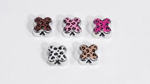 Détail de perles à motif léopard avec base en métal argenté pour création de bijoux DIY