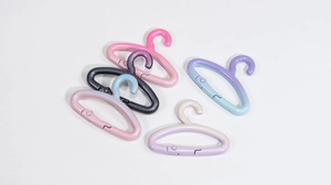 Gros plan de 6 boucles à ressort en forme de cintre dégradé pour bijoux de bricolage