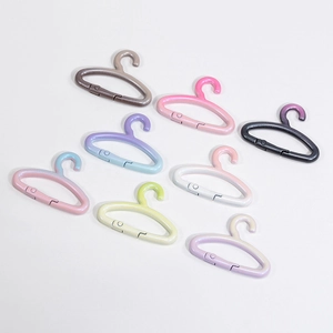 Lot de 8 mousquetons en forme de cintre colorés avec fermoir à ressort pour porte-clés DIY