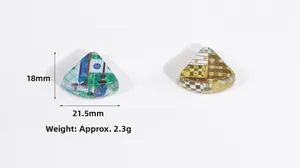 Λήψη macro από τριγωνικές ακρυλικές χάντρες 21,5 mm με φλοράλ και καρό σχέδια