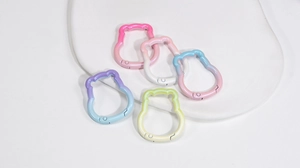 Détail de cinq mousquetons en forme d'ours avec dégradé de couleurs macaron pour sacs