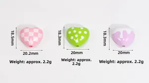 Makro-Detail von Acryl-Herzperlen mit Gittermustern und präzisen Größenangaben für DIY