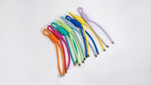 Détails de pendentifs en cuir tressé coloré avec embouts en métal argenté poli
