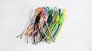 Vue macro de glands en cuir colorés avec des nœuds en spirale et des embouts métalliques