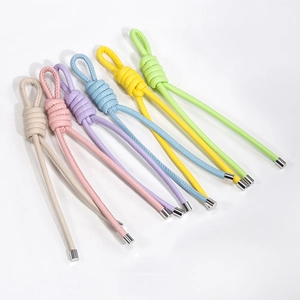 Lot de 6 breloques de sac en cuir tressé coloré avec embouts en métal argenté tons pastels
