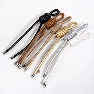 Porte-clés en cuir tressé avec embouts métalliques en noir, marron, or et argent