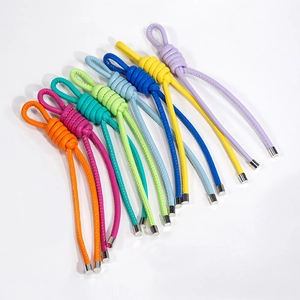 Porte-clés en cordon de cuir tressé coloré en huit teintes avec embouts en métal argenté