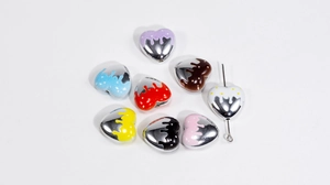 Gros plan de perles de cœur en émail coloré avec effet goutte pour bijoux DIY