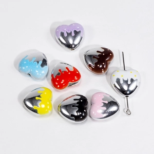 Perles de cœur émaillées colorées en finition argentée pour bijoux DIY et colliers