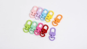 Dettaglio di chiusure a moschettone in metallo colorato per gioielli DIY e portachiavi fatti