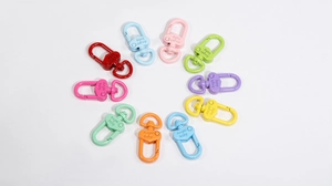 Dettaglio di dieci moschettoni colorati a forma di cuore per portachiavi fai-da-te