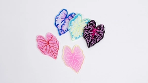 Vue détaillée de pendentifs en acrylique en forme de feuilles colorées pour bijoux DIY