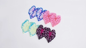 Vue détaillée de pendentifs feuilles en acrylique coloré avec motifs de nervures pour DIY