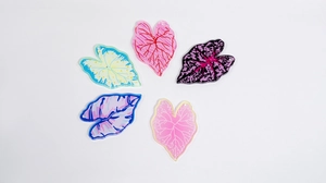 Détail macro de pendentifs feuilles en acrylique avec nervures pour bijoux DIY et clés