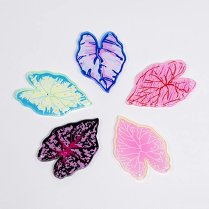 Cinq pendentifs feuilles en acrylique coloré avec impression UV pour création de bijoux