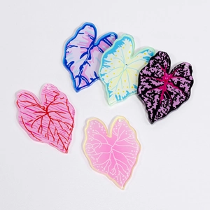 Cinq pendentifs feuilles en acrylique colorés avec motifs de nervures pour bijoux DIY