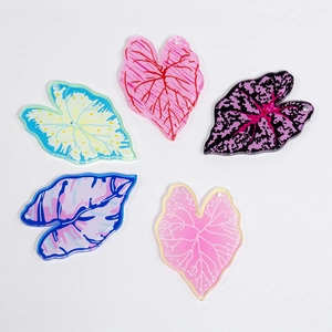 Cinq breloques feuilles en acrylique coloré pour bijoux DIY et accessoires de téléphone
