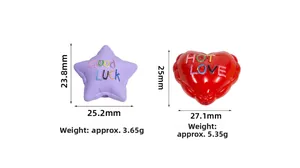 Detailansicht bunter Acrylperlen in Stern- und Herzform mit Good Luck und Hot Love Text