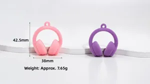 Nahaufnahme von rosa und lila beflockten Kopfhörer-Anhängern mit Maßen 42,5mm x 38mm