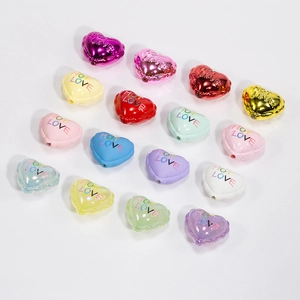 Bunte herzförmige Acrylperlen mit HOT LOVE Gravur für DIY-Schmuckherstellung