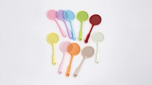 Detailansicht von 10 bunten Miniatur-Tennis-Schlägern aus Kunststoff für DIY-Bastelarbeiten