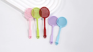 Nahaufnahme von fünf bunten Mini-Badmintonschläger-Anhängern für DIY-Sport-Schlüsselanhänger