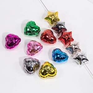 Bunte metallische Stern- und Herzperlen mit Good Luck und Hot Love Gravuren für DIY