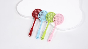 Makro-Detail von vier bunten Mini-Badmintonschlägern mit Netzstruktur und strukturiertem Griff