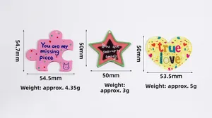 Vue détaillée de breloques en acrylique coloré en forme de cœur et d'étoile avec tailles