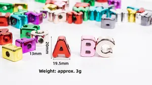Détails macro des perles lettres en acrylique métallisé avec mesures précises