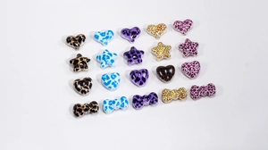 Détail de perles en acrylique à motifs animaux en formes de cœur, étoile et nœud pour DIY
