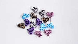 Vue macro de breloques en cœur à motif léopard pour la création de bijoux