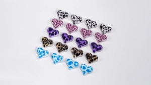 Détail de perles en acrylique en forme de cœur avec motifs léopard pour bijoux DIY