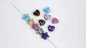 Vue détaillée de perles léopard en forme de cœur et d'étoile pour bijoux DIY