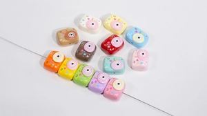 Detailansicht bunter Acryl-Kameraperlen mit Smile-Aufdruck für DIY-Schmuckherstellung