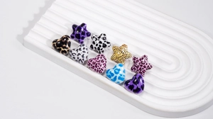Perles acryliques léopard en forme de cœur et d'étoile en couleurs variées sur plateau