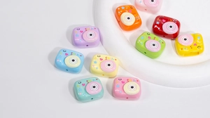 Makroaufnahme bunter Acryl-Kameraperlen mit Smile-Motiv für DIY-Armbänder