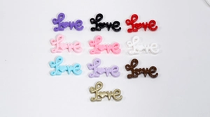 Dettaglio di ciondoli LOVE in acrilico con foro per gioielli fai da te in 10 colori vivaci