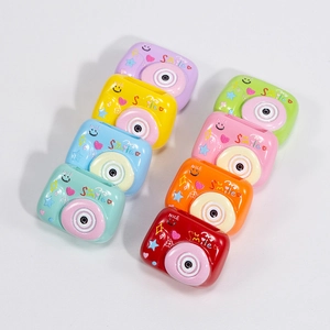 Bunte Acrylperlen in Kameraform mit Smile-Schriftzug für kreativen DIY-Schmuck