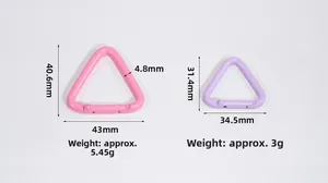Rosa und lila Dreieckskarabiner mit Maßen und Gewichten von 5,45g sowie 3g